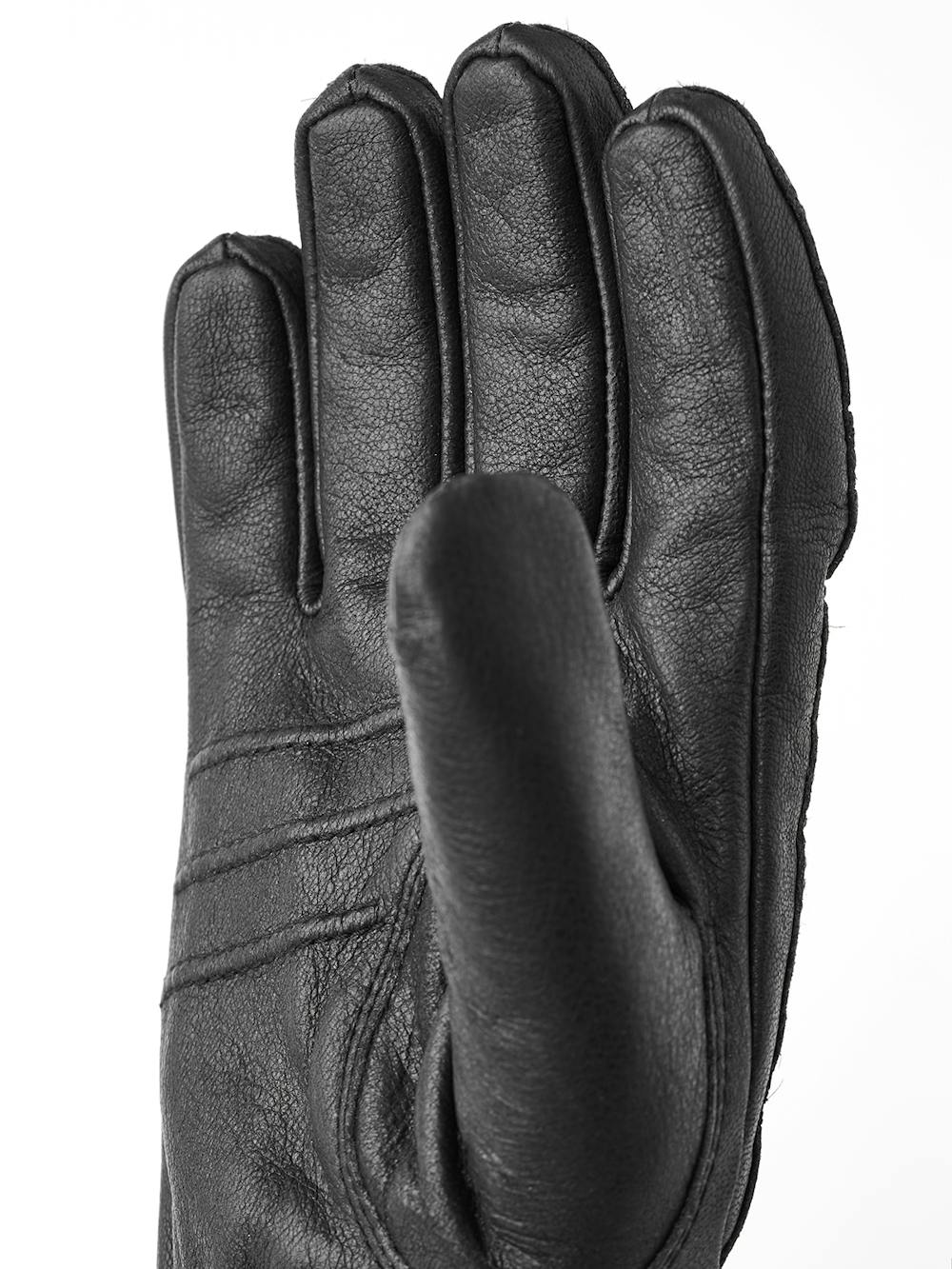 Svart maskinsydd handske i älgskinn med läderrem och knapp
 (5 av 5)