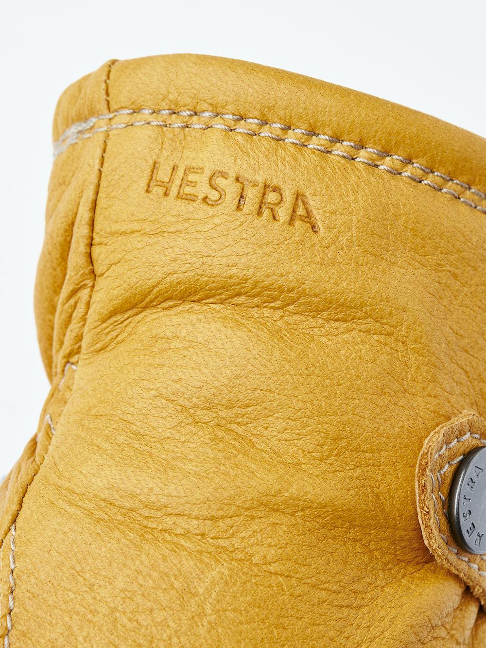 Gelber maschinengenähter Handschuh aus Elchleder mit Lederriegel und Knopf
 (2 oder 5)