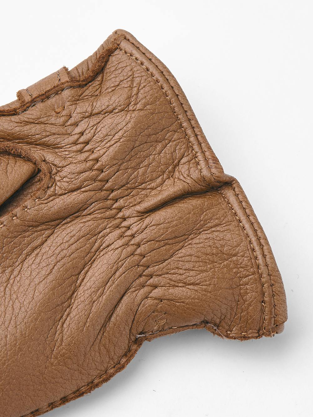 Hellbrauner handgenähter Handschuh aus Elchleder mit Lederriegel und Knopf
 (4 oder 5)