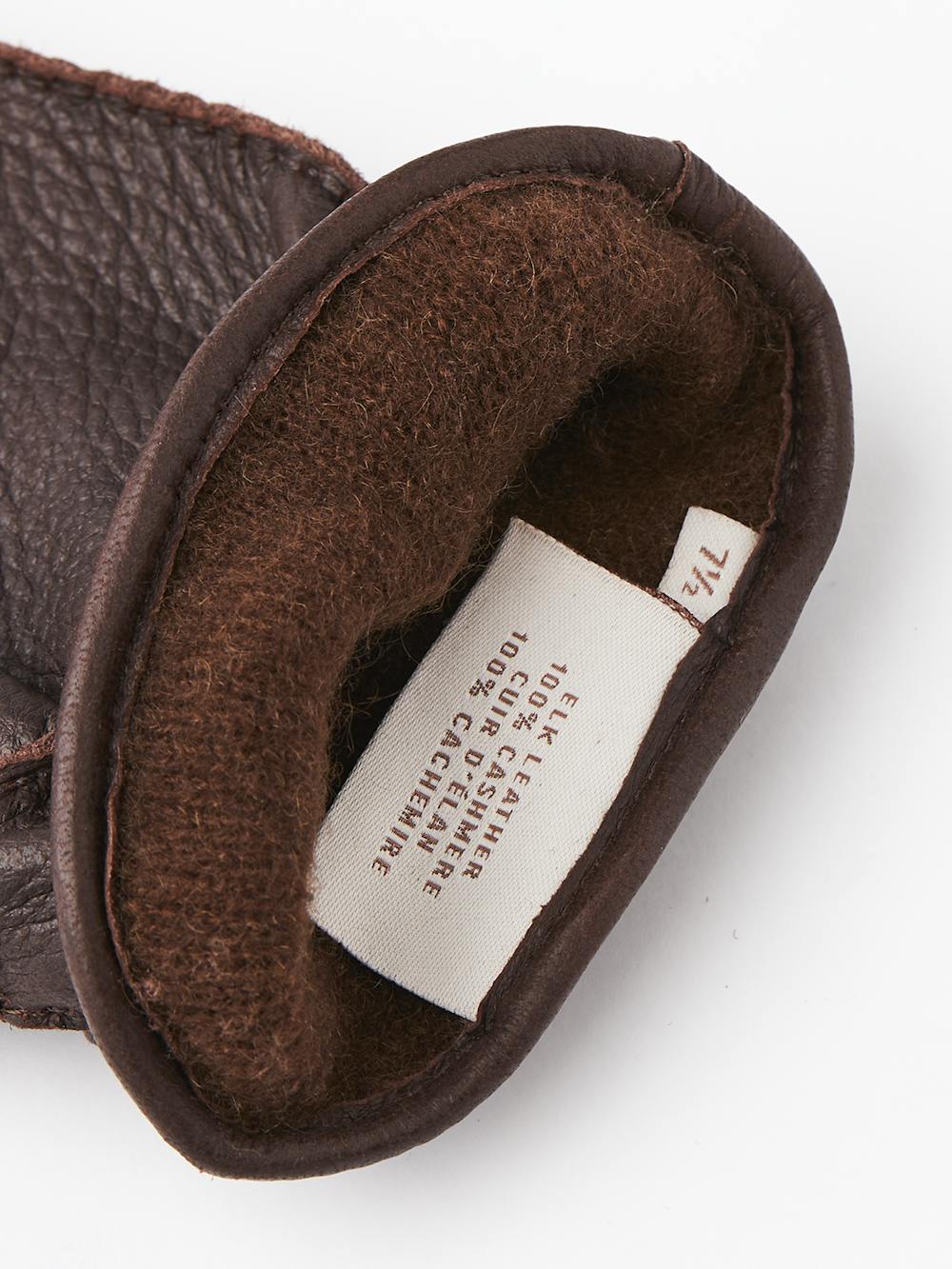 Mörkbrun handsydd handske i älgskinn med läderrem och knapp
(3 av 5)