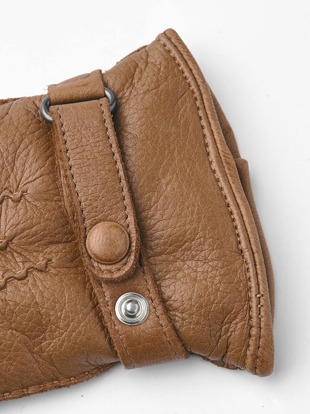 Hellbrauner handgenähter Handschuh aus Elchleder mit Lederriegel und Knopf
(3 oder 5)