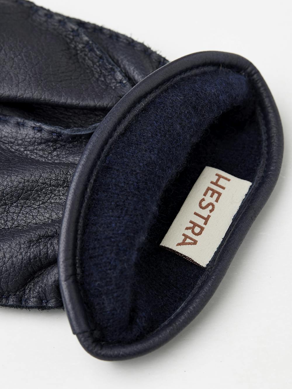 Mörkblå handsydd handske i älgskinn
 (3 av 3)