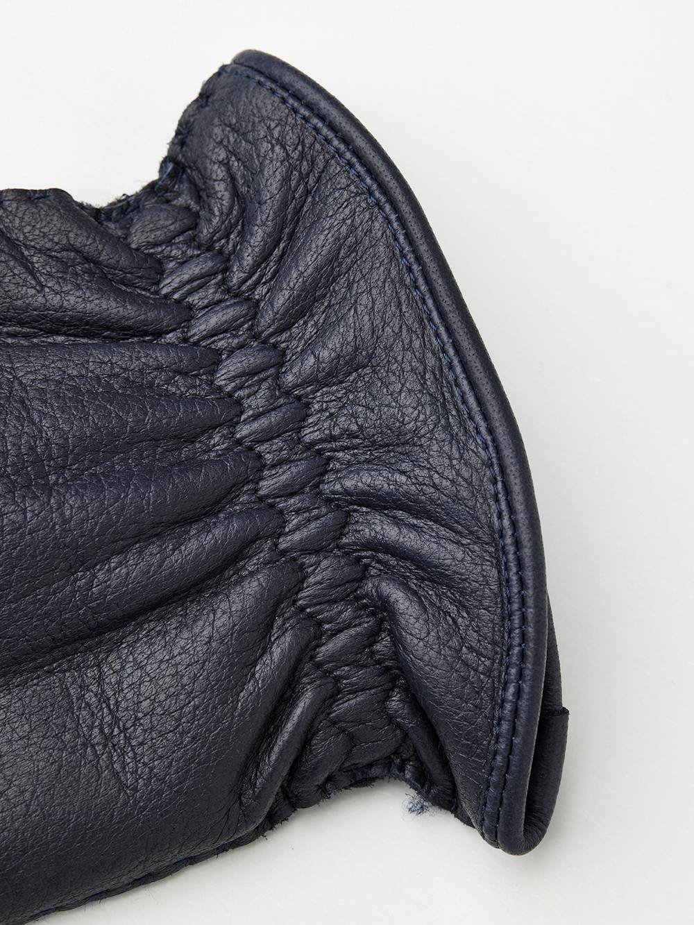 Mörkblå handsydd handske i älgskinn
 (2 av 3)