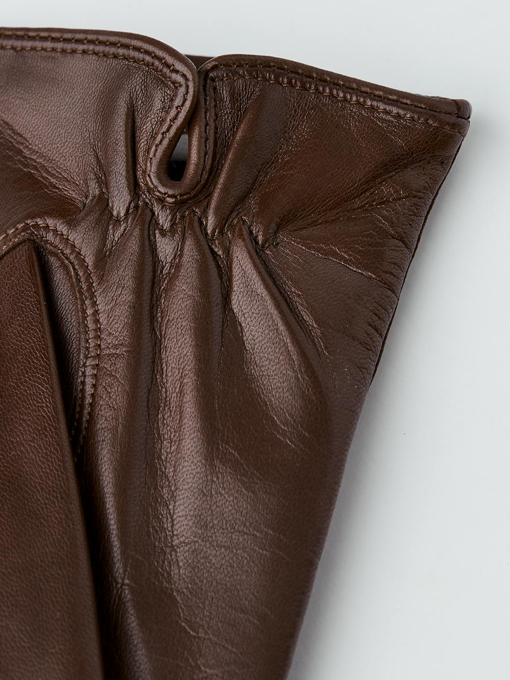 Brun maskinsydd skinnhandske i lammnappa
(2 av 3)