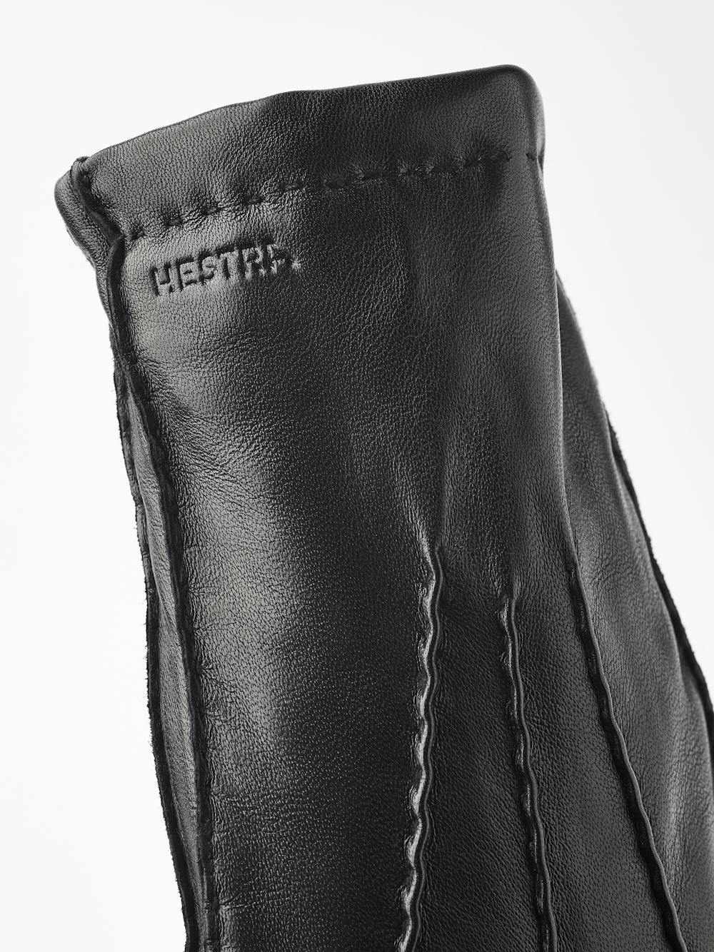 Svart handsydd skinnhandske i lammnappa
(5 av 7)