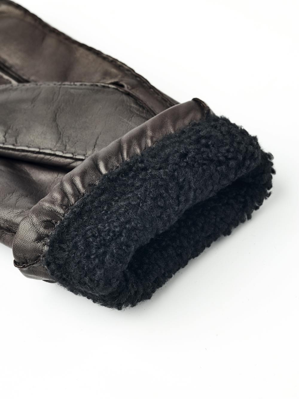 Mörkbrun handsydd skinnhandske i lammnappa
(2 av 7)