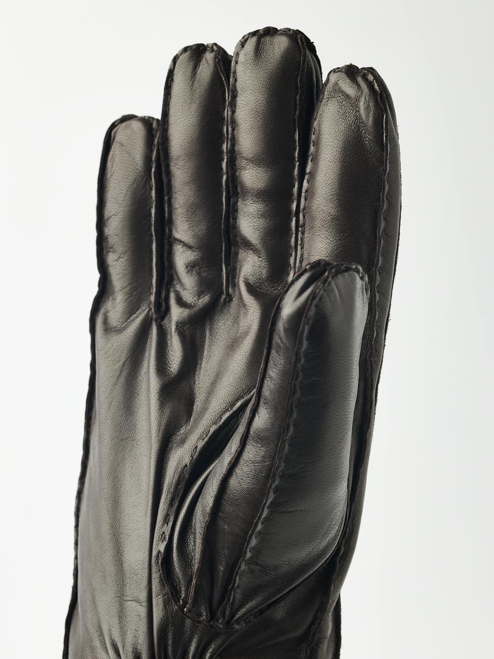 Mörkbrun handsydd skinnhandske i lammnappa
 (3 av 7)