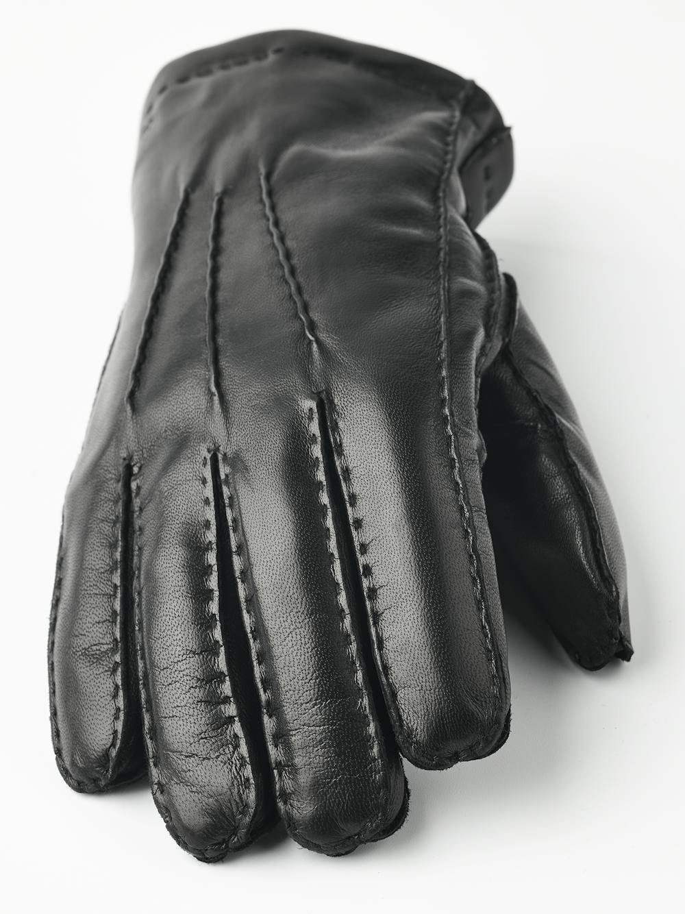 Svart handsydd skinnhandske i lammnappa
 (4 av 7)