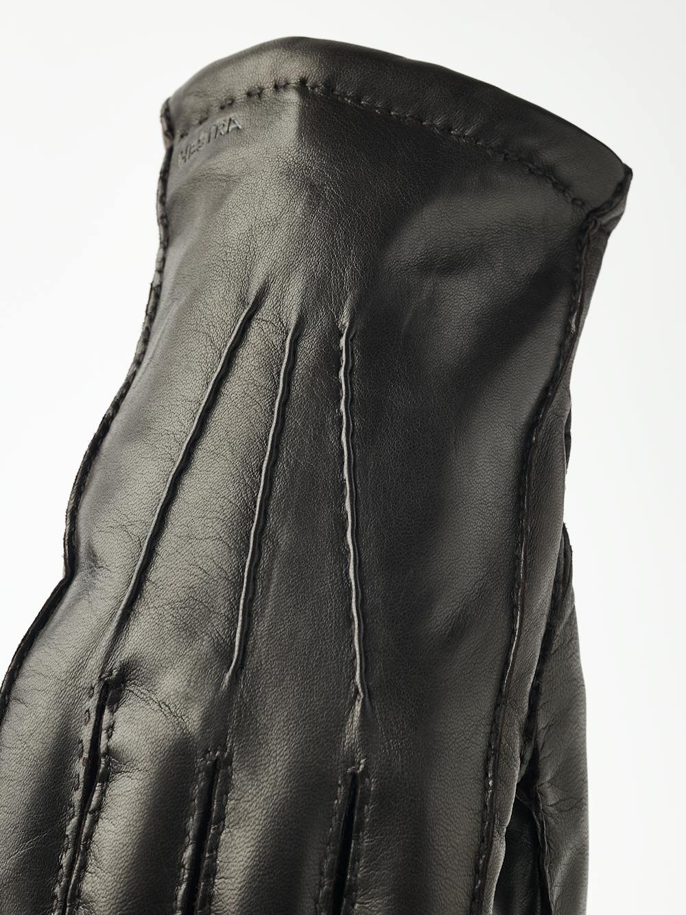 Mörkbrun handsydd skinnhandske i lammnappa
 (5 av 7)