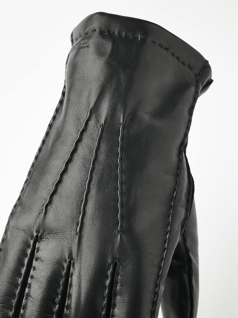 Svart handsydd skinnhandske i lammnappa
 (7 av 7)