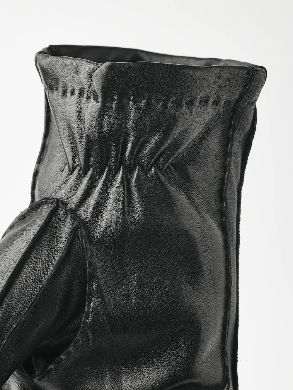 Svart handsydd skinnhandske i lammnappa
(6 av 7)