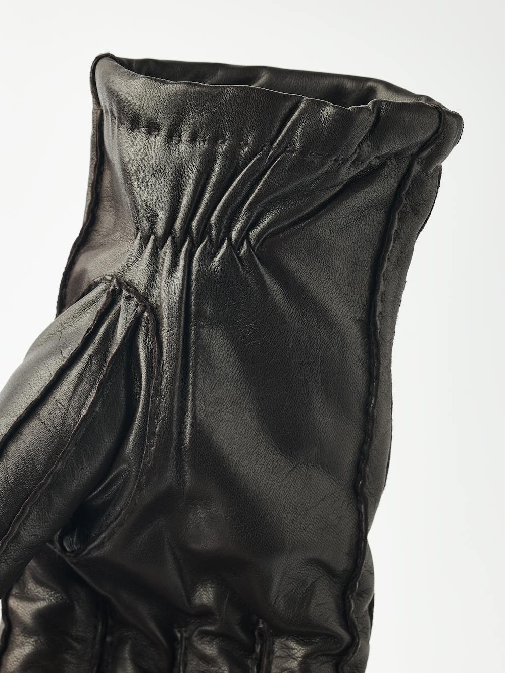 Mörkbrun handsydd skinnhandske i lammnappa
 (7 av 7)