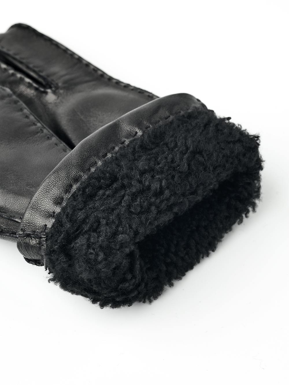 Svart handsydd skinnhandske i lammnappa
 (2 av 7)