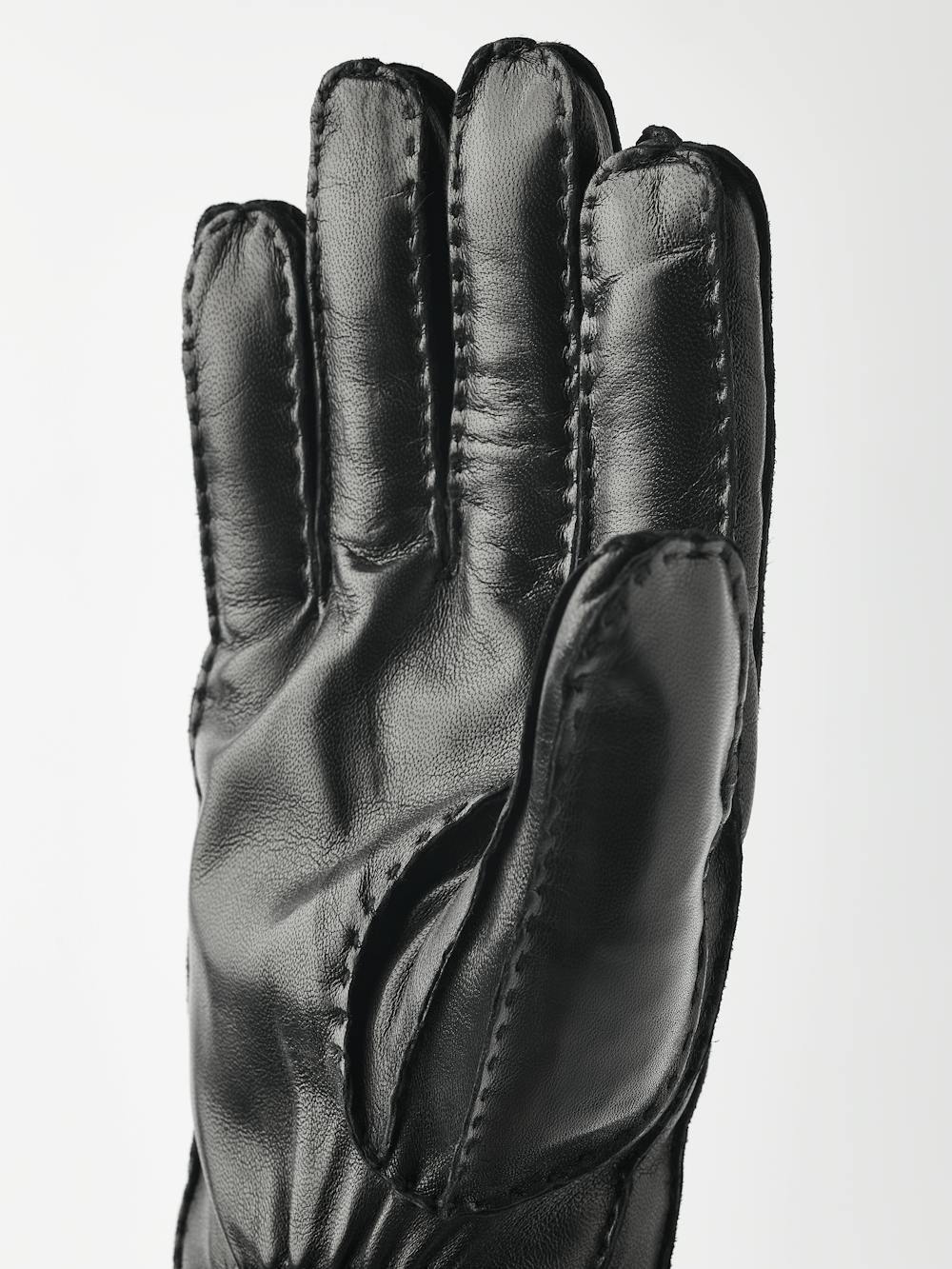 Svart handsydd skinnhandske i lammnappa
 (3 av 7)