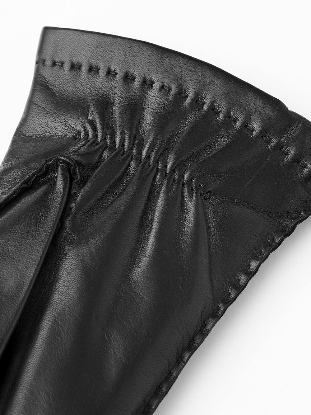 Svart handsydd skinnhandske i lammnappa
 (3 av 4)