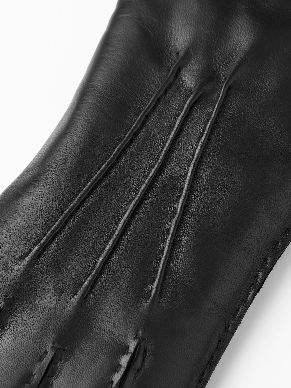 Svart handsydd skinnhandske i lammnappa
(2 av 4)