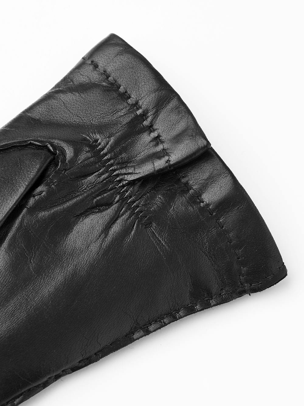 Svart handsydd skinnhandske i lammnappa
(3 av 4)