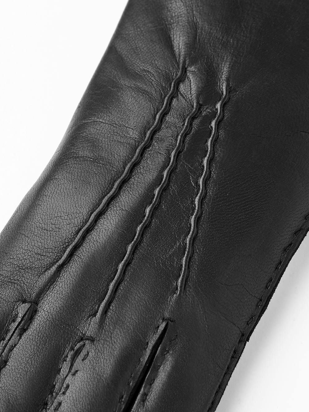 Svart handsydd skinnhandske i lammnappa
(2 av 4)