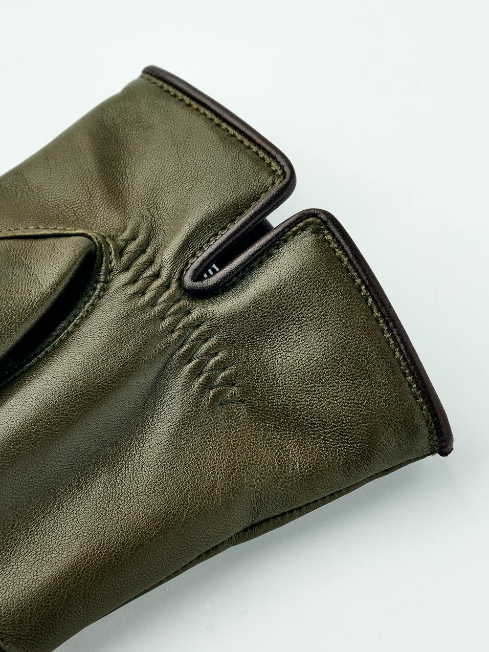 Moss green machine-sewn hairsheep leather glove
(5 of 6)