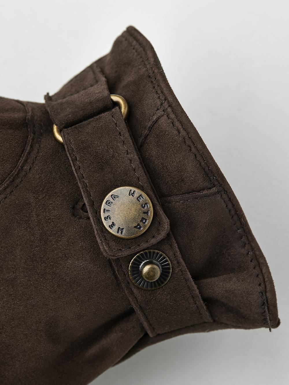 Dunkelbrauner maschinengenähter Handschuh aus Wildleder mit Lederriegel und Knopf
(4 oder 4)