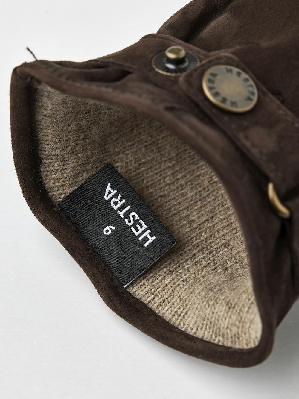 Dunkelbrauner maschinengenähter Handschuh aus Wildleder mit Lederriegel und Knopf
 (2 oder 4)