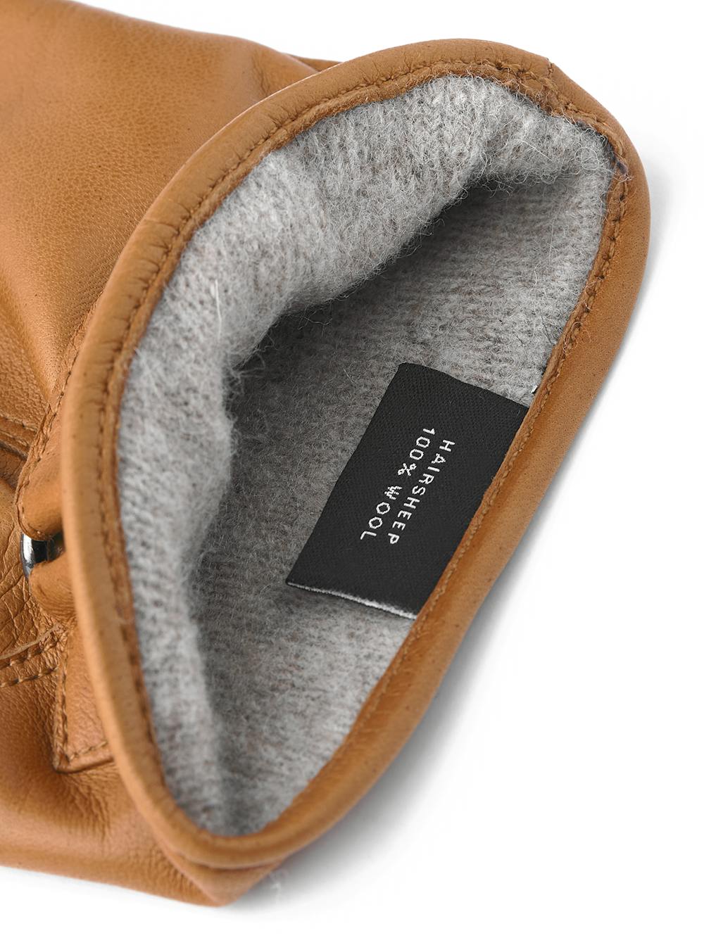 Ljus brungul maskinsydd handske i lammnappa med läderrem och knapp
 (4 av 4)