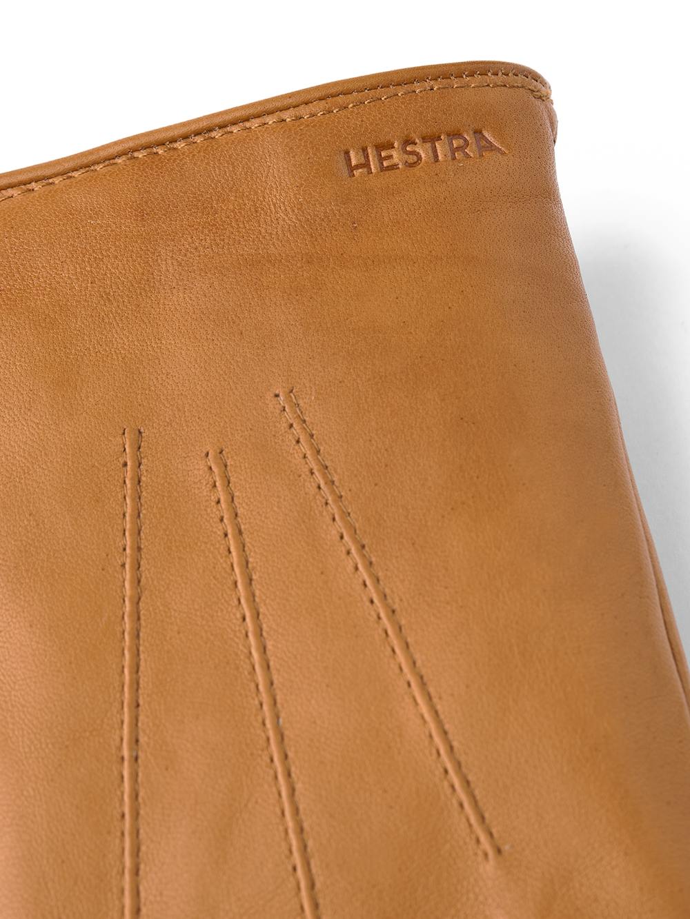 Ljus brungul maskinsydd handske i lammnappa med läderrem och knapp
 (2 av 4)