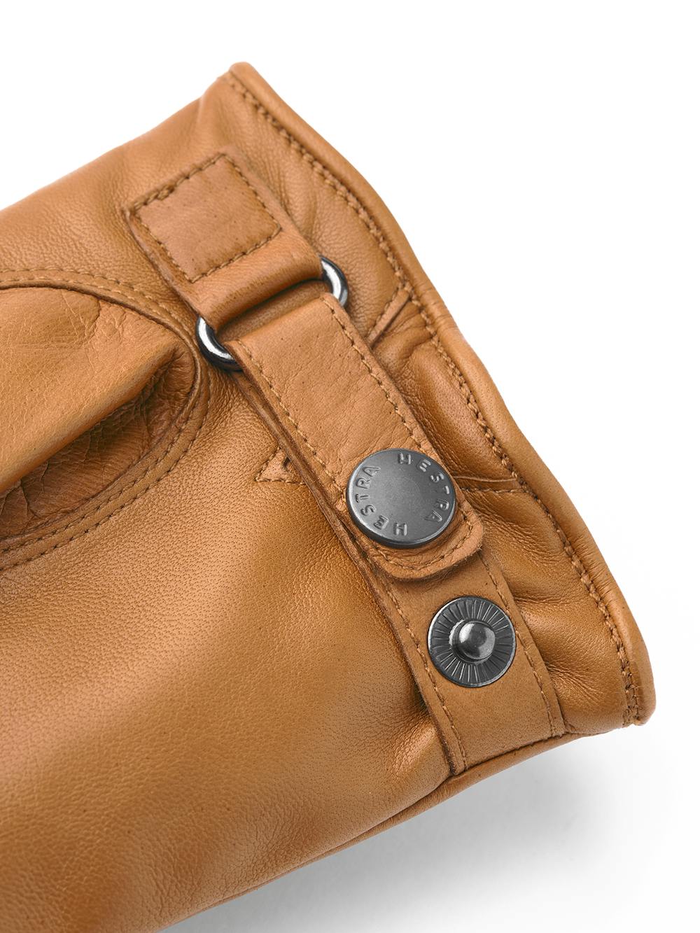 Ljus brungul maskinsydd handske i lammnappa med läderrem och knapp
 (3 av 4)