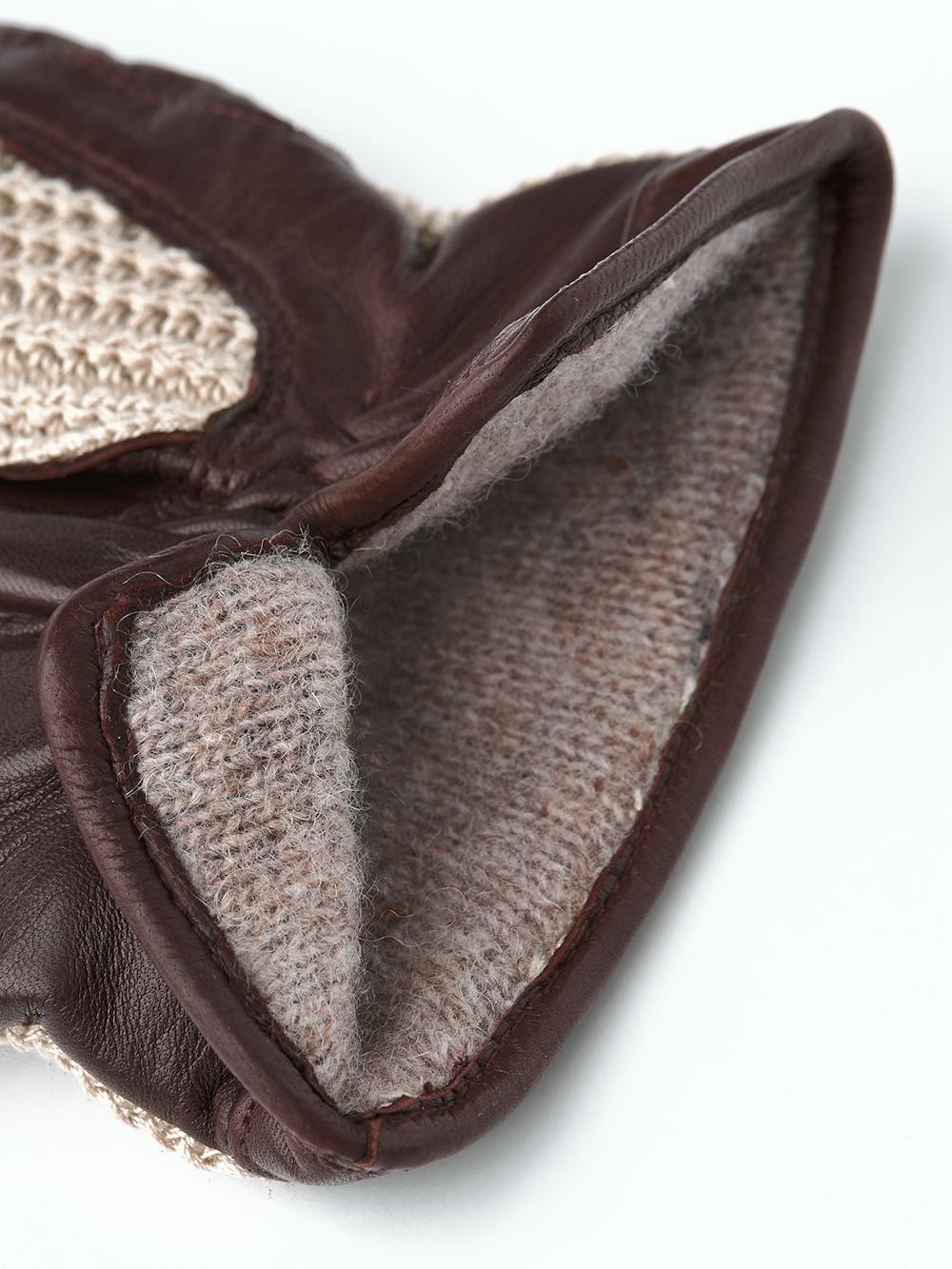 Brun maskinsydd skinnhandske med virkad bakhand i beige bomull
(4 av 5)