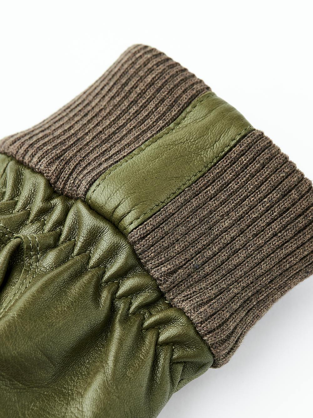 Moosgrüner maschinengenähter Handschuh aus Haarschafleder mit Strickbündchen
 (4 oder 4)