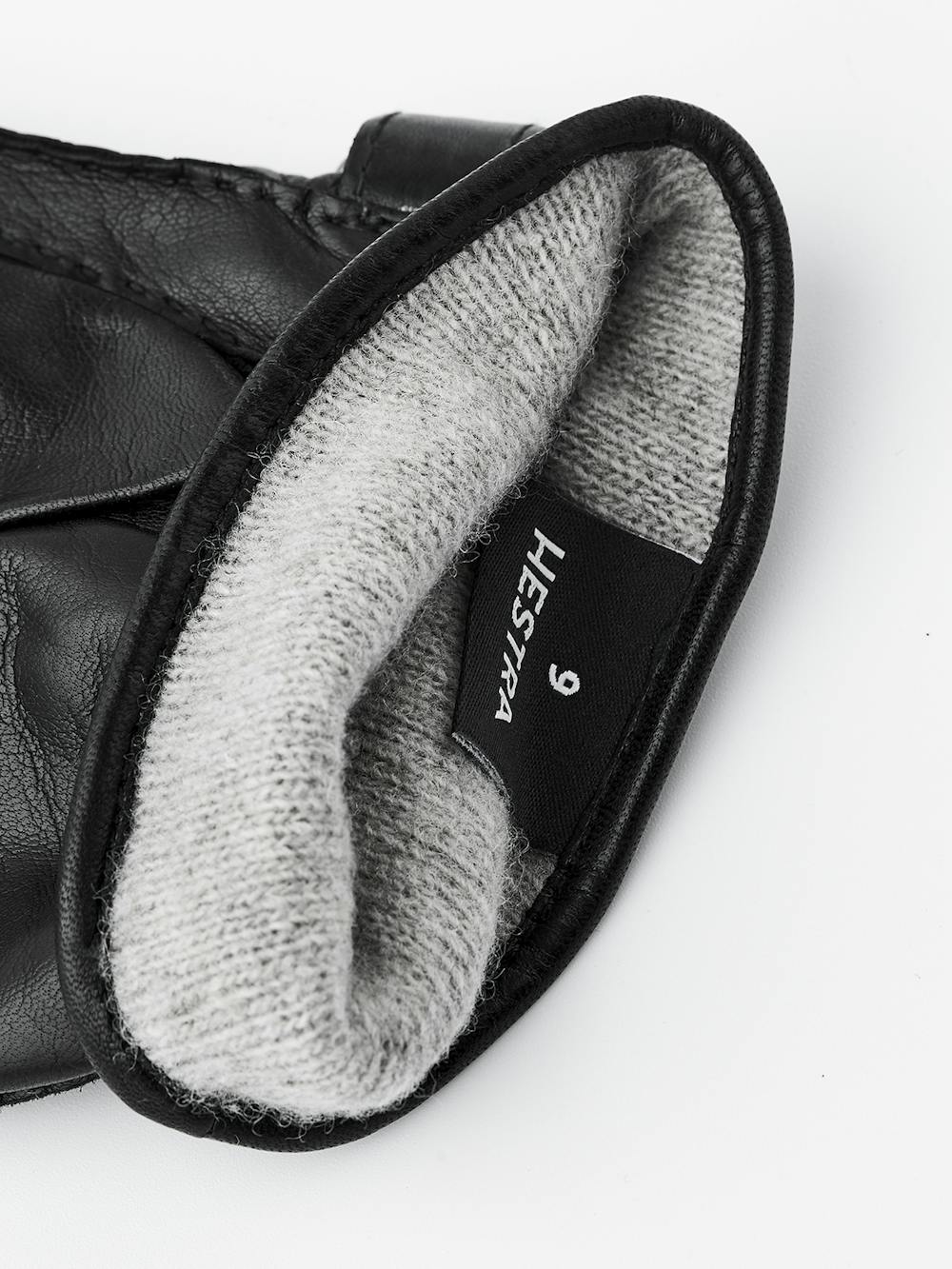 Schwarzer handgenähter Handschuh aus Haarschafleder mit Lederriegel und Knopf
(4 oder 4)