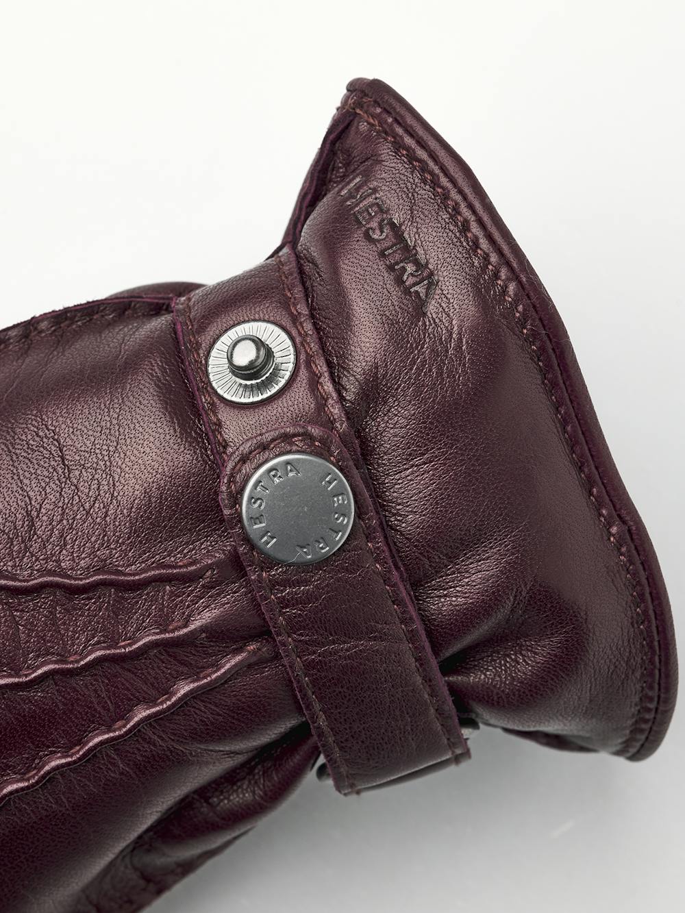 Vinröd handsydd handske i lammnappa med läderrem och knapp
 (3 av 4)