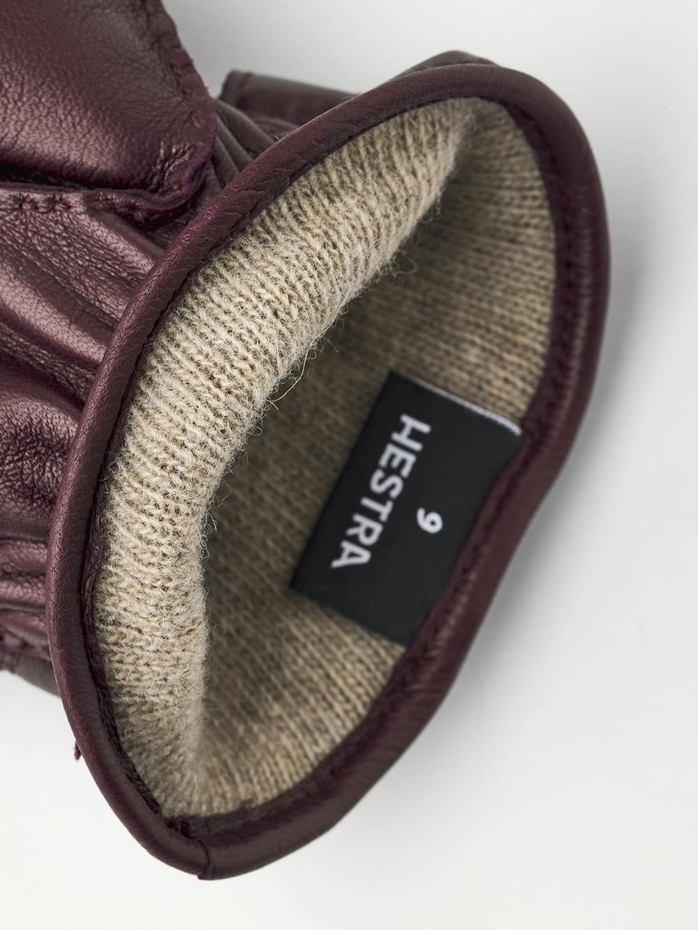 Vinröd handsydd handske i lammnappa med läderrem och knapp
 (4 av 4)