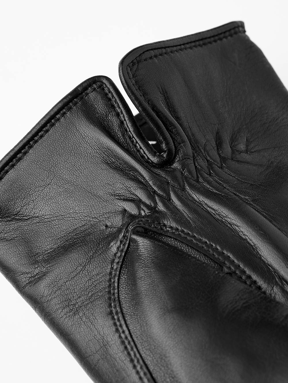 Black machine-sewn hairsheep leather glove
(3 of 4)