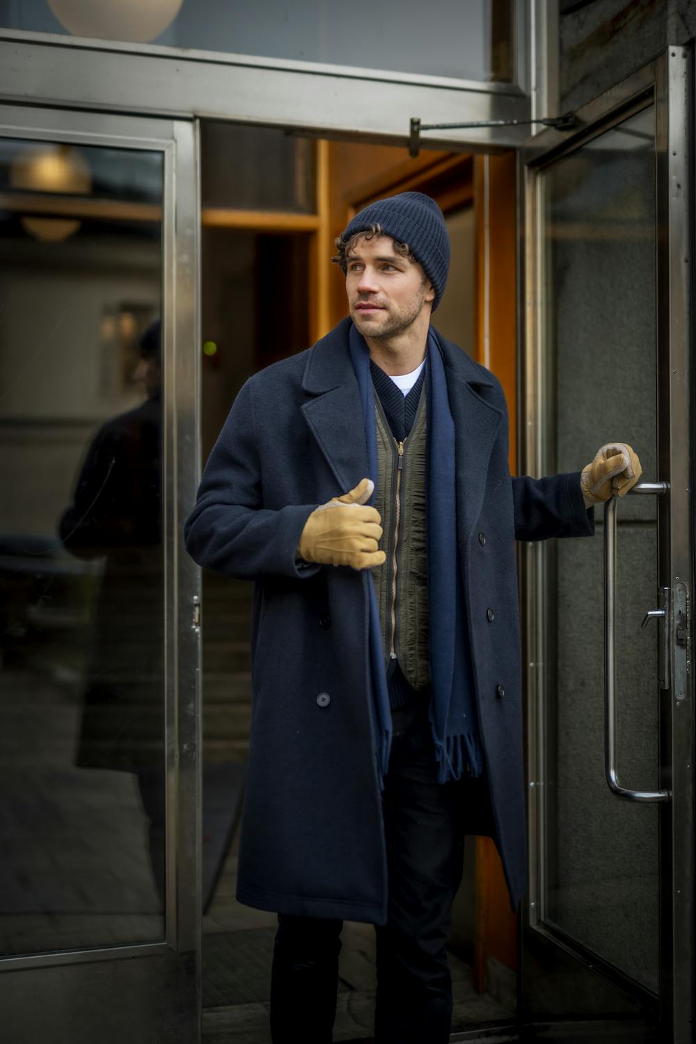 Dark beige machine-sewn suede glove with beige knitted cuff and sides
 (4 of 7)