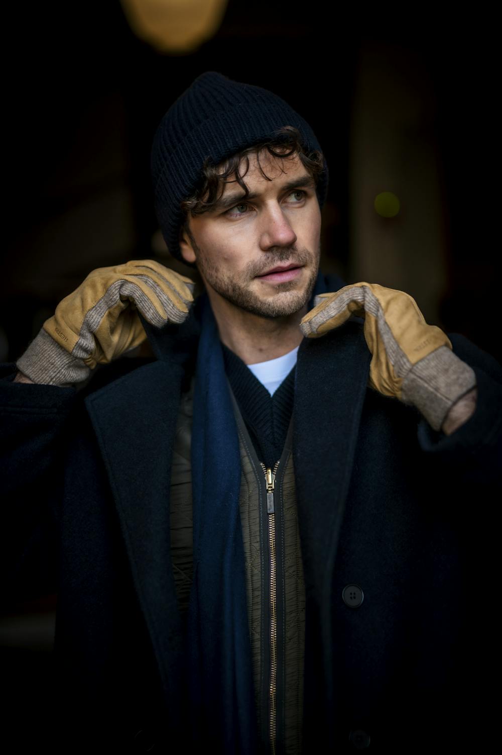 Dark beige machine-sewn suede glove with beige knitted cuff and sides
(2 of 7)