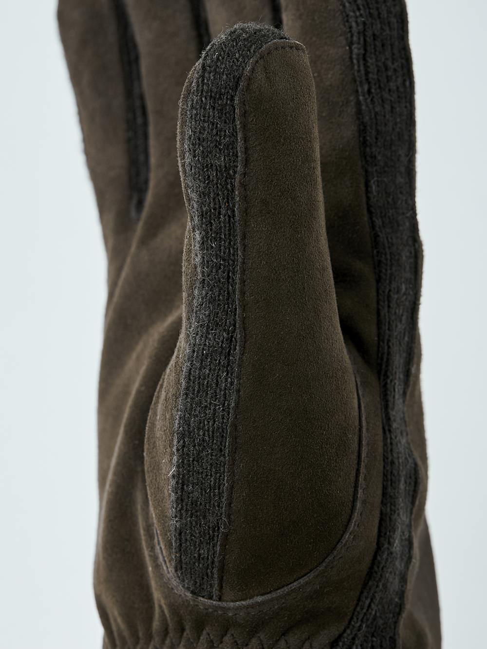 Mörkbrun maskinsydd handske i mocka med stickad mudd och sidor
 (4 av 4)