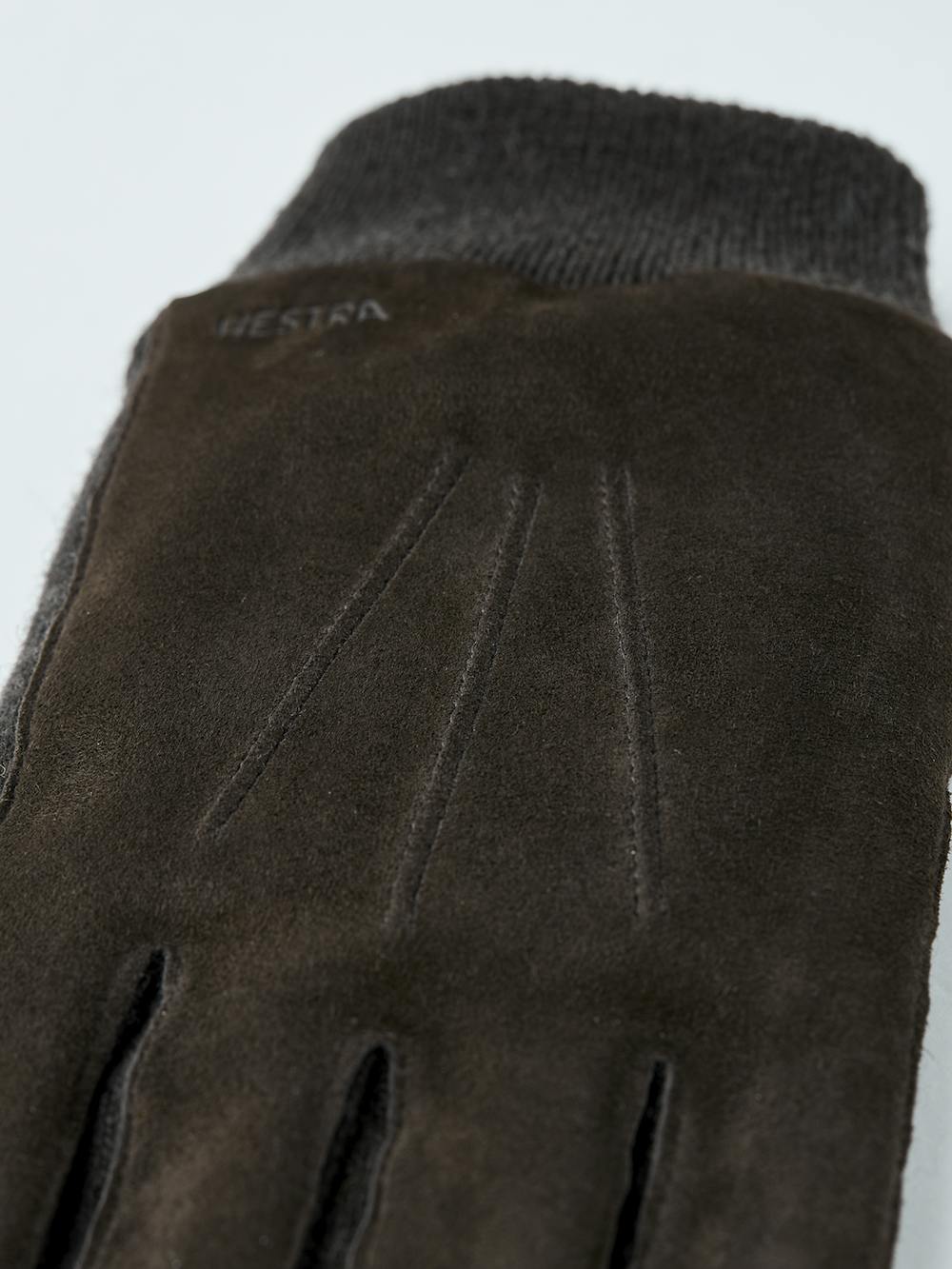 Mörkbrun maskinsydd handske i mocka med stickad mudd och sidor
 (3 av 4)