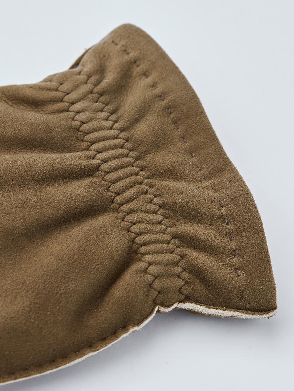 Brauner handgenähter Handschuh aus Wildleder mit Gummizug am Handgelenk
 (3 oder 4)