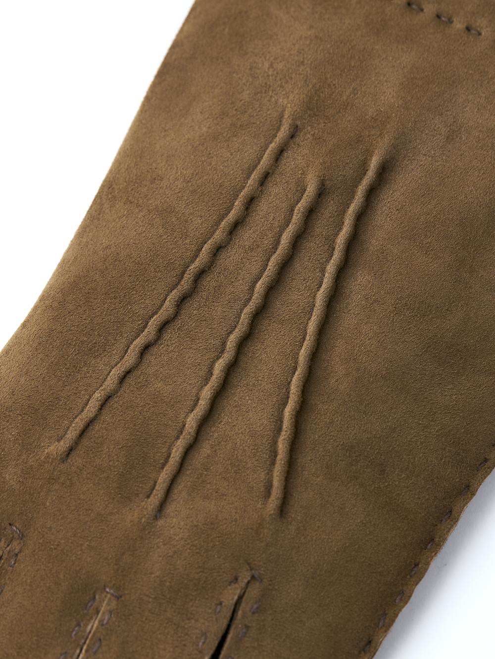 Ljusbrun handsydd handske i mocka
 (2 av 4)