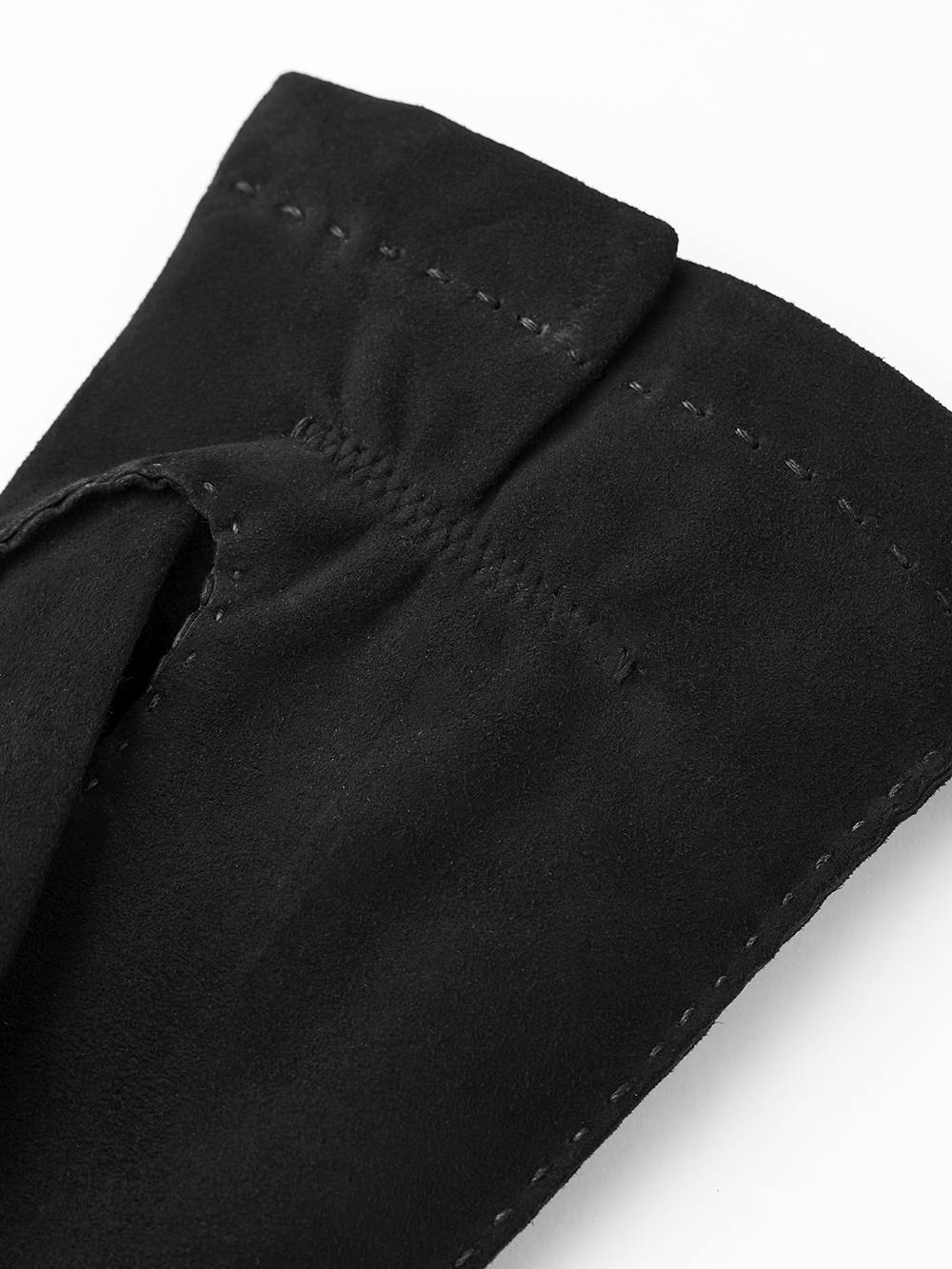 Svart handsydd handske i mocka
(3 av 4)