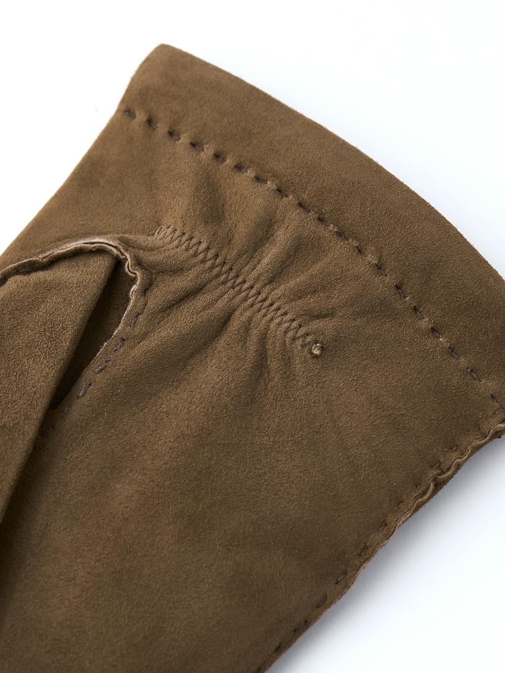 Ljusbrun handsydd handske i mocka
(3 av 4)