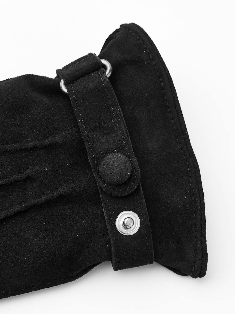 Svart handsydd handske i mocka med läderrem och knapp
 (3 av 4)