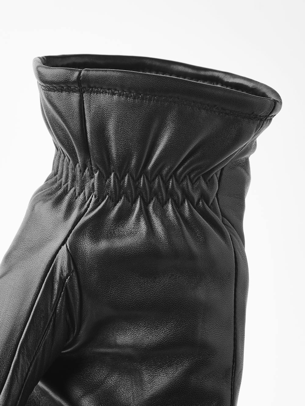 Black hairsheep leather mitten
(3 of 6)