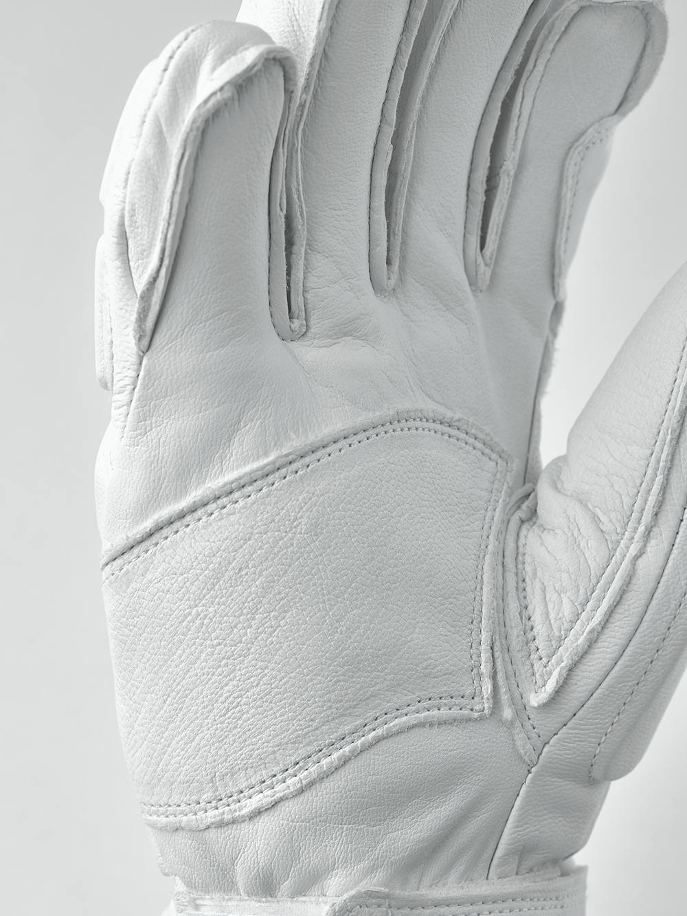 Vit skidhandske i getskinn med skydd på ovanhanden 
 (3 av 6)