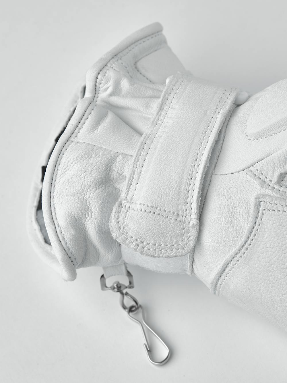 Vit skidhandske i getskinn med skydd på ovanhanden 
 (2 av 6)