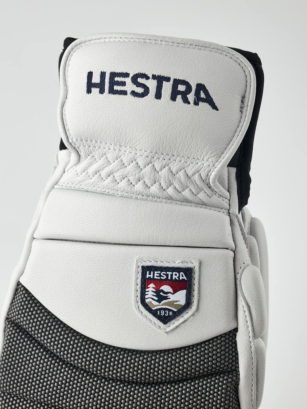 Gripen GS Mitt i färgen White/navy (5 av 5)