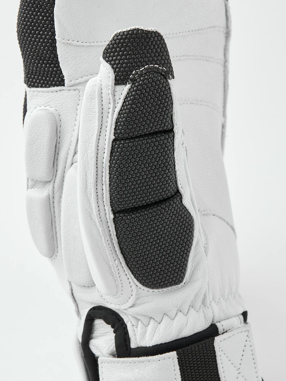 Weißer Alpin-Fausthandschuh aus Ziegenleder mit grauen Protektoren auf der Oberseite
(3 oder 4)