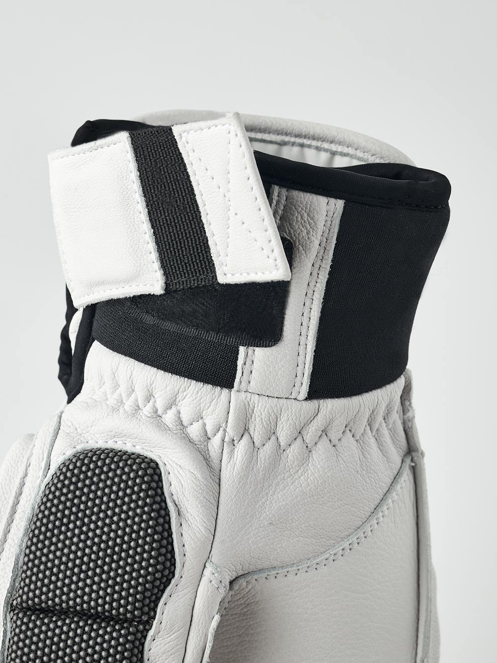 Gripen GS Mitt i färgen White/navy (2 av 5)