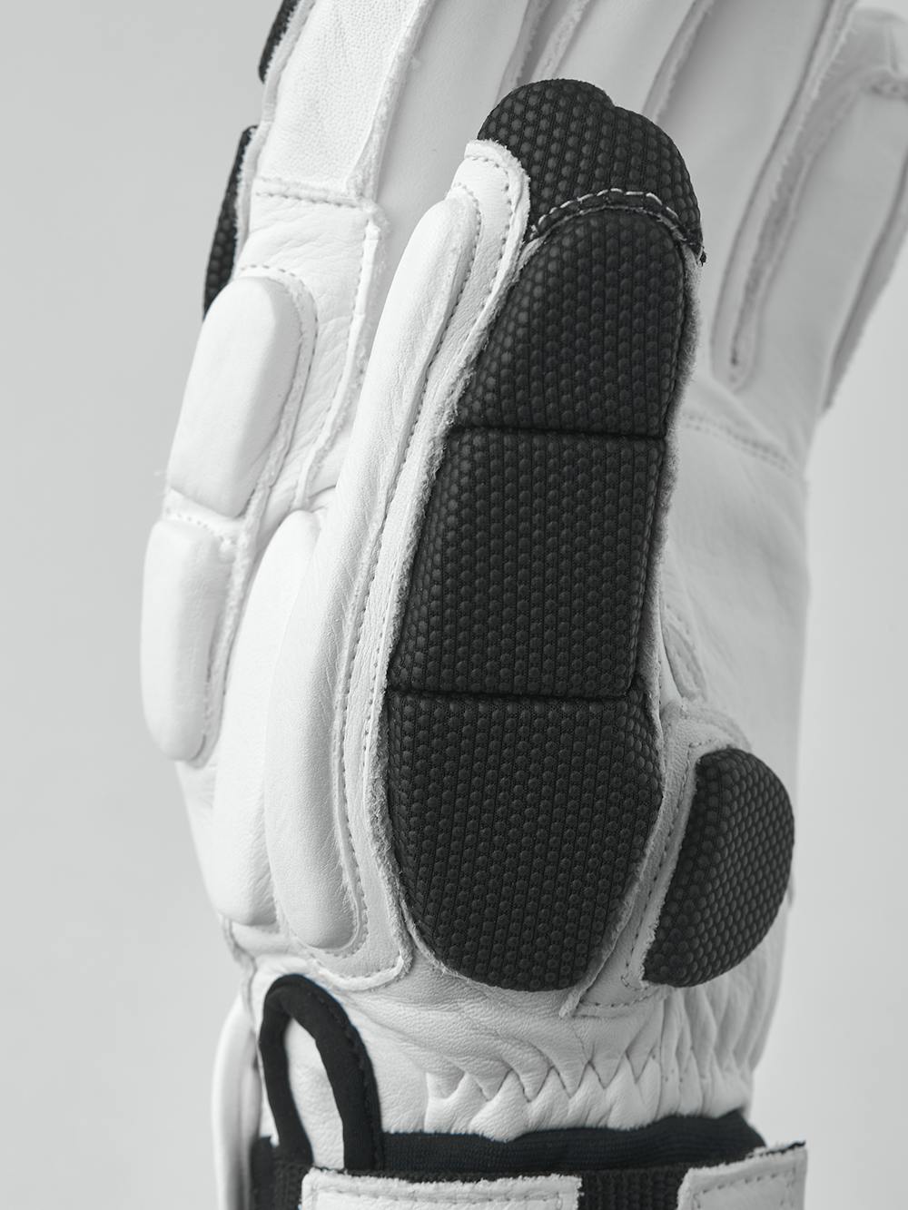 Weißer Skihandschuh aus Ziegenleder mit grauen Protektoren auf der Oberseite
(2 oder 6)